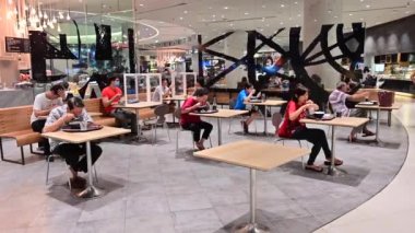 Bangkok, Tayland - 17 Mayıs 2020: Siam Paragon 'da gıda bölümünün yeniden açılmasının ardından Bangkok' ta yeni normal yaşam biçimi