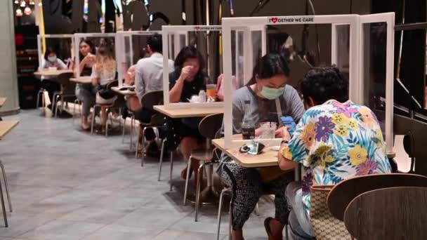Bangkok Thailand Mai 2020 Unbekannte Befolgen Soziale Distanzierungsregeln Restaurant — Stockvideo