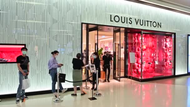 泰国曼谷 2020年5月17日 购物中心重新开门 人们在Louis Vuitton商店前排队等候 — 图库视频影像