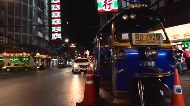 งเทพฯ ประเทศไทย พฤษภาคม 2020 หมดเวลาของรถต กรอน องเท ยวตามถนนในไชน าทาวน — วีดีโอสต็อก