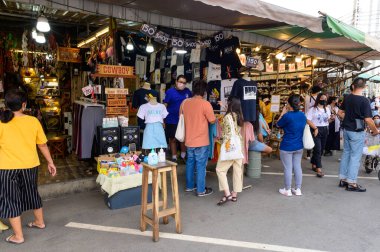 Bangkok, Tayland - 9 Mayıs 2020: Taylandlılar hafta sonu Chatuchak pazarında kıyafet seçiyorlar