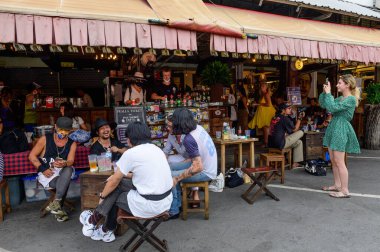 Bangkok, Tayland - 9 Mayıs 2020: Turistler hafta sonu Chatuchak pazarındaki kafede bira içiyorlar
