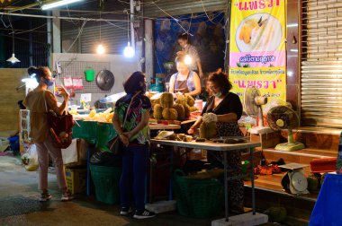 Bangkok, Tayland - 8 Mayıs 2020: Taylandlılar Bangkok 'taki gece sokak pazarından Durian satın aldılar