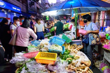Bangkok, Tayland - 12 Mayıs 2020: İnsanlar Bang Rak pazarında bir sebze seçiyorlar
