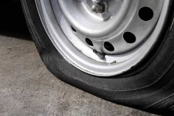 Flat Tire Old Car Park Street — Stock Photo, Image