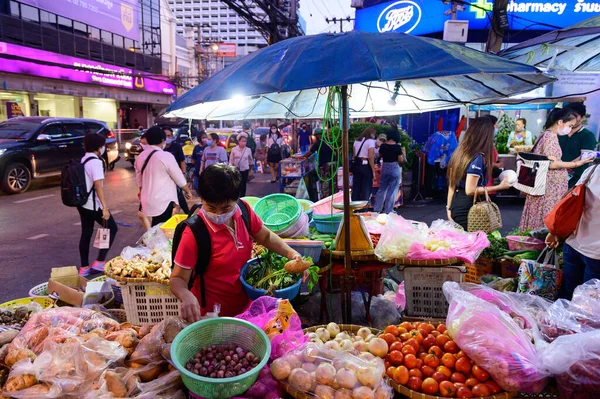 Bangkok Tayland Mayıs 2020 Taylandlılar Gece Pazarından Alışveriş Yapıyorlar — Stok fotoğraf