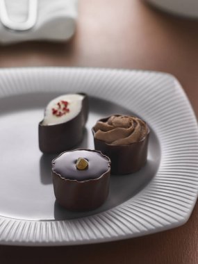 Hafif arkaplanda çeşitli çikolatalar