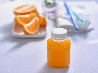 Şişede taze sıkılmış portakal suyu.