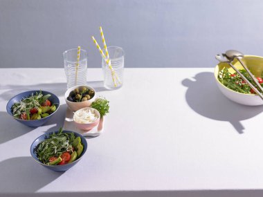 Büyük masada sebze salatası.