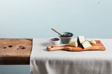 Tahtada sert peynir kesiyor.