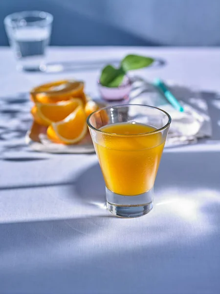Jugo de naranja recién exprimido en un vaso —  Fotos de Stock