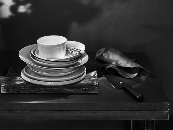 Beautiful dishes on the table in monochrome colors — Stock Photo, Image