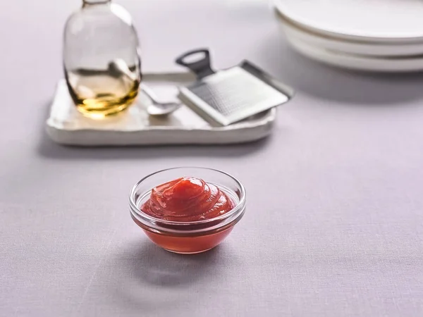 Salsa de salsa de tomate en un plato en el fondo de los platos —  Fotos de Stock