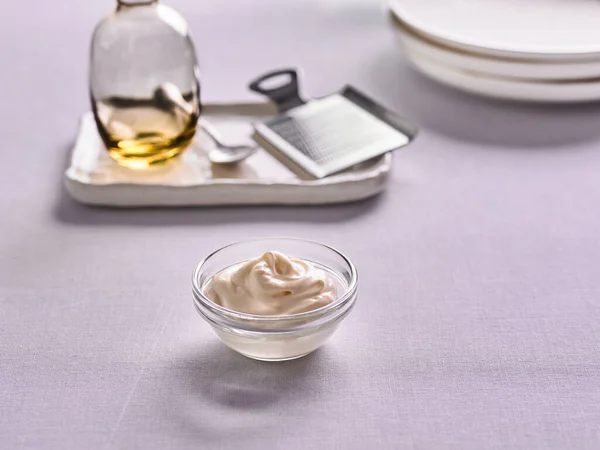 Salsa de mayonesa en un tazón en el fondo de la cocina —  Fotos de Stock