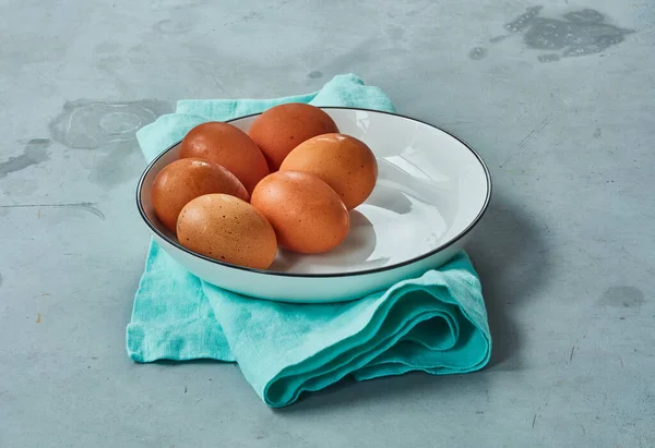 Falusi tojások betonasztalon — Stock Fotó
