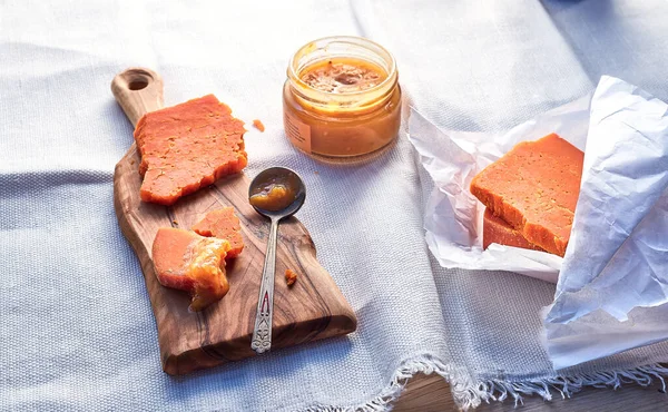 Queso de desayuno y mermelada en la mesa —  Fotos de Stock