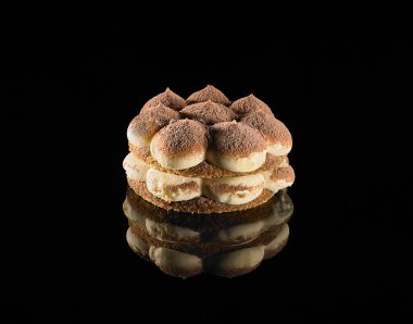Siyah arkaplanda tiramisu