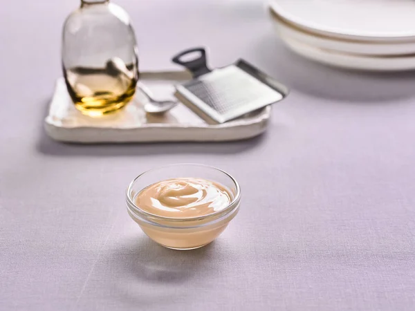 Molho de leite condensado em uma tigela no fundo de pratos — Fotografia de Stock