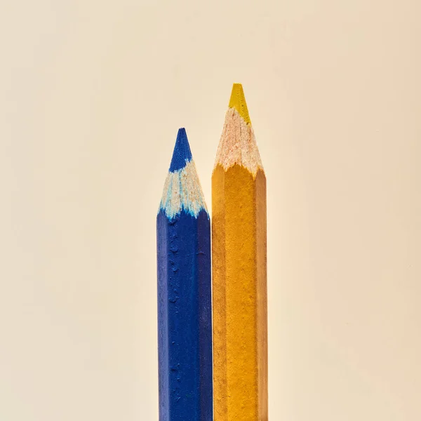Kolorowe ołówki na jednolitym tle — Zdjęcie stockowe