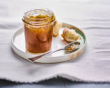 Reçel ve ekmek tabakta