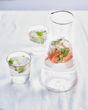 Masada bir sürahi limonata.