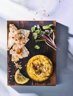 Sebze ve sebzeli humus.