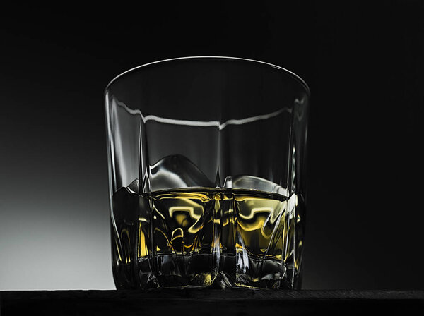 стакан виски со льдом на темном фоне
