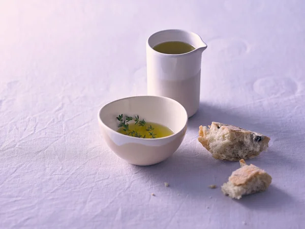 Aceite de oliva y pan de verano —  Fotos de Stock