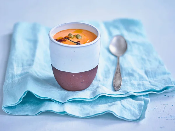 Sopa de queso vegetal con una cuchara en un vaso —  Fotos de Stock