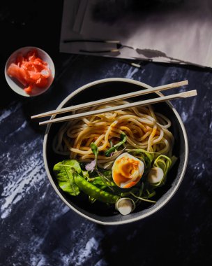 Çin erişteleri masada koyu mermer.