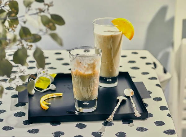 Batidos de frutas y verduras que sirven en la mesa —  Fotos de Stock