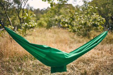 Bahçedeki hamak yeşil arka planda.