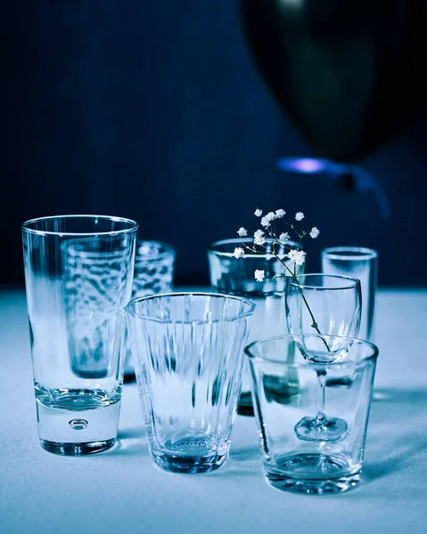 Verres en verre sur la table de fête — Photo