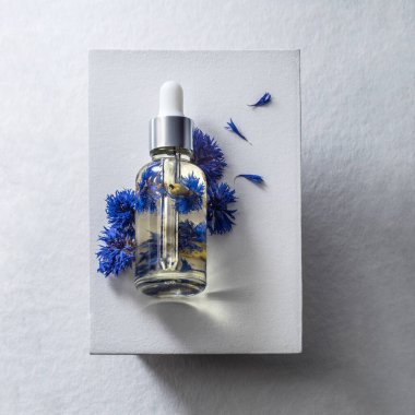 Çiçeklerle yağlanmış yüz yağıyla