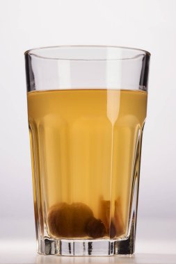 Büyük bardakta meyve kompostosu.