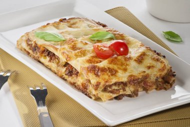 Sebzeli lazanya, beyaz bir arka planda.