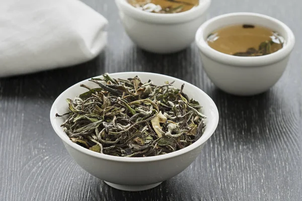 Zöld tea tálakban sötét háttérrel — Stock Fotó