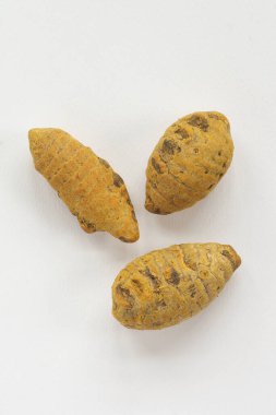 Tüm zerdeçal beyaz arkaplanda