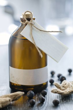 Koyu arkaplanda baharatlar olan yağ