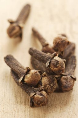 Ahşap bir arka planda baharat karanfili