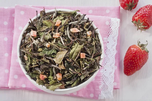 Chá chinês com fatias de framboesa vista superior — Fotografia de Stock
