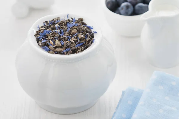 흰 배경에 블루베리를 썰어 놓은 중국차 — 스톡 사진