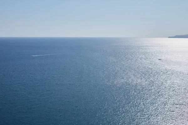 Лодка на фоне синего моря — стоковое фото