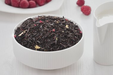 Beyaz arka planda ahududulu siyah çay.