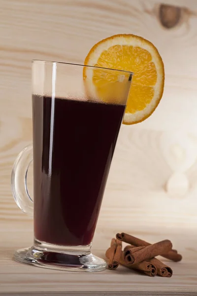 Mulled wine on a wooden background — Stock Photo, Image