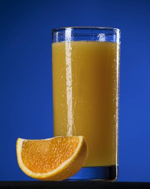 Mavi arka planda portakal suyu