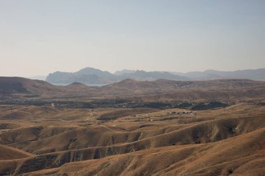 Dağların arkasındaki yeşil tepeler