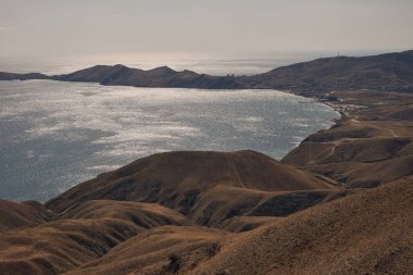 Deniz Koyu ve mavi gökyüzü yeşil tepeler