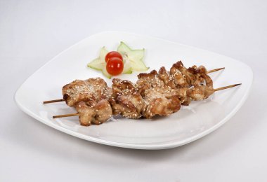 Beyaz arka planda sebzeli barbekü