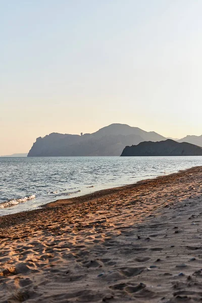 Een strand met een berg op de achtergrond — Stockfoto